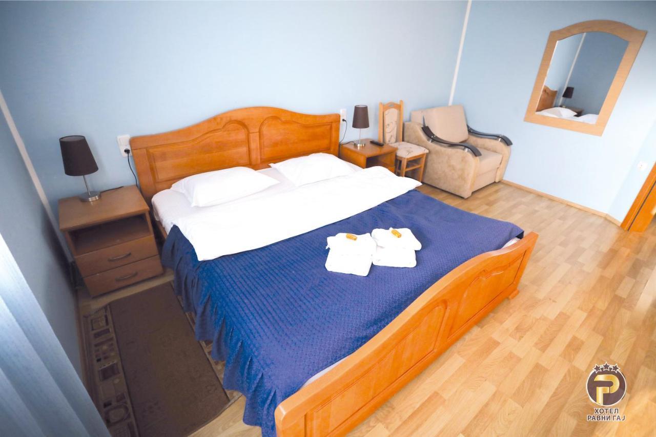 Hotel Ravni Gaj Knic Экстерьер фото