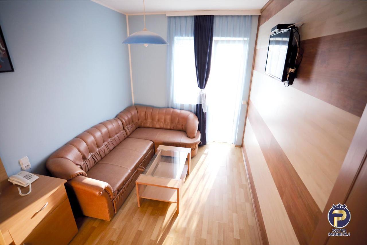 Hotel Ravni Gaj Knic Экстерьер фото